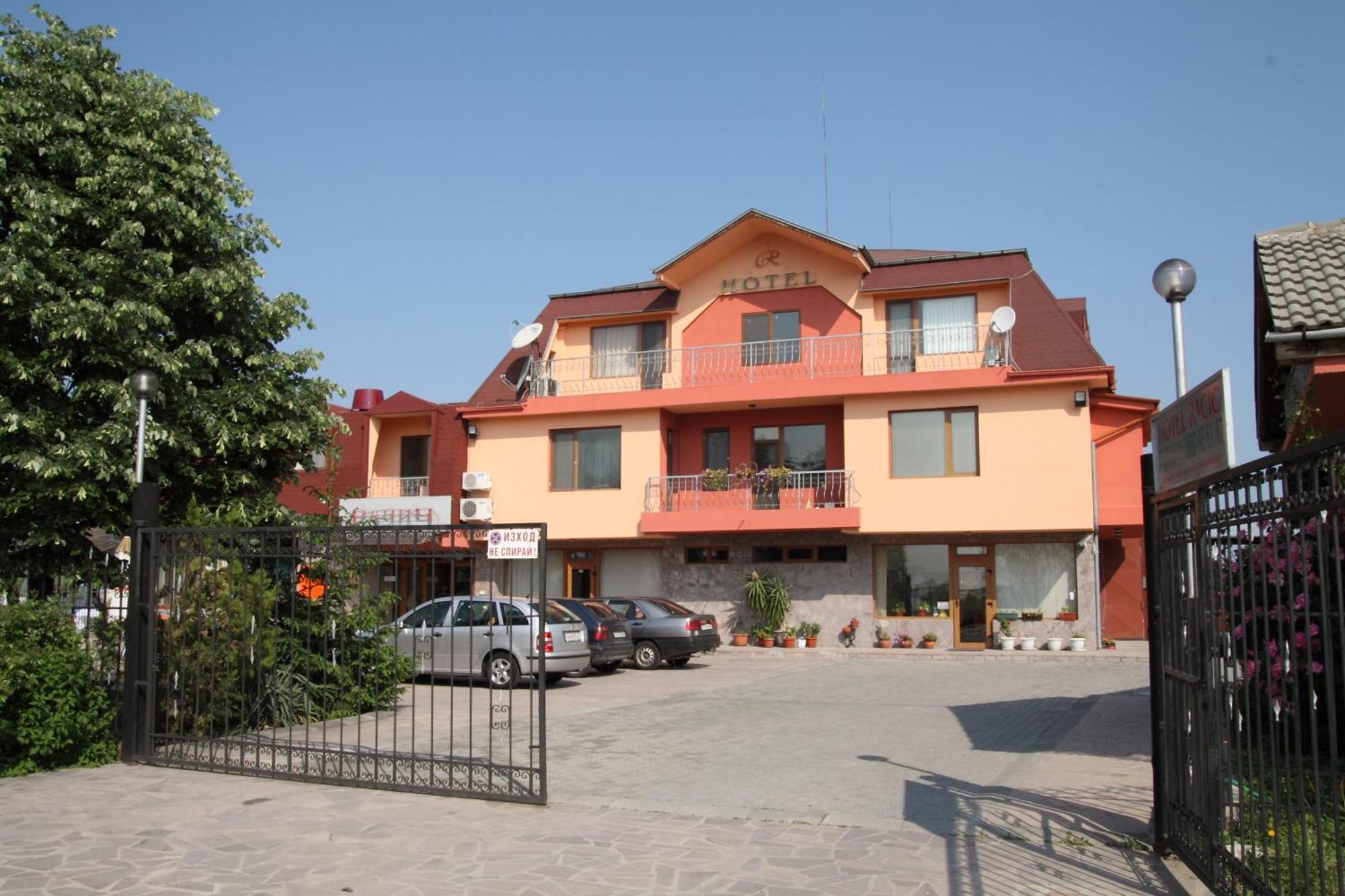Complex Racic Hotel Voyvodinovo Exterior photo