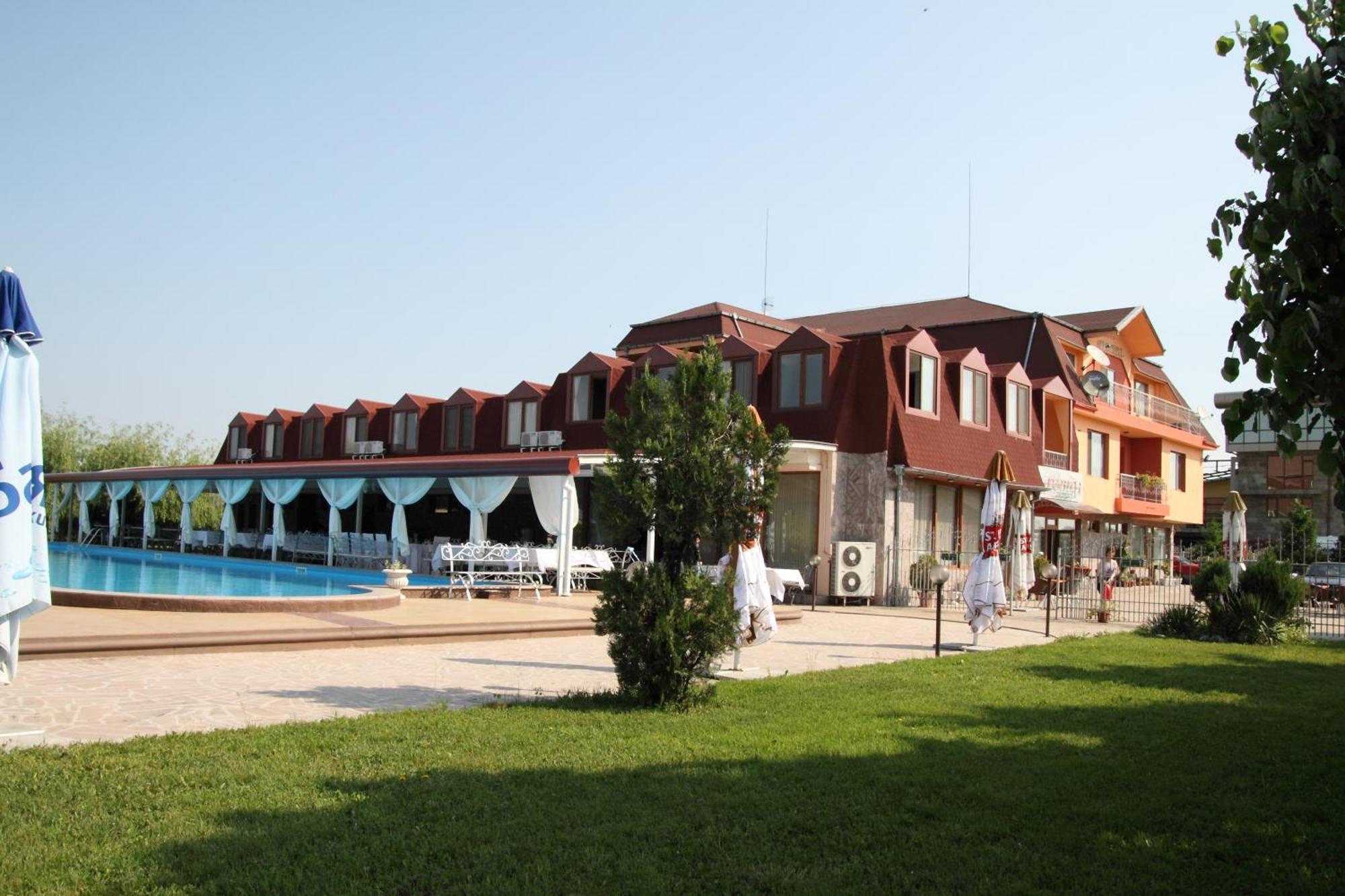 Complex Racic Hotel Voyvodinovo Exterior photo